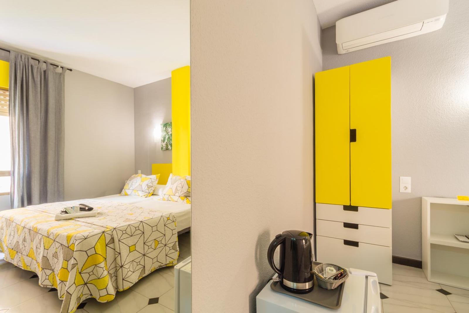 Almuñécar Hostal Tropical מראה חיצוני תמונה