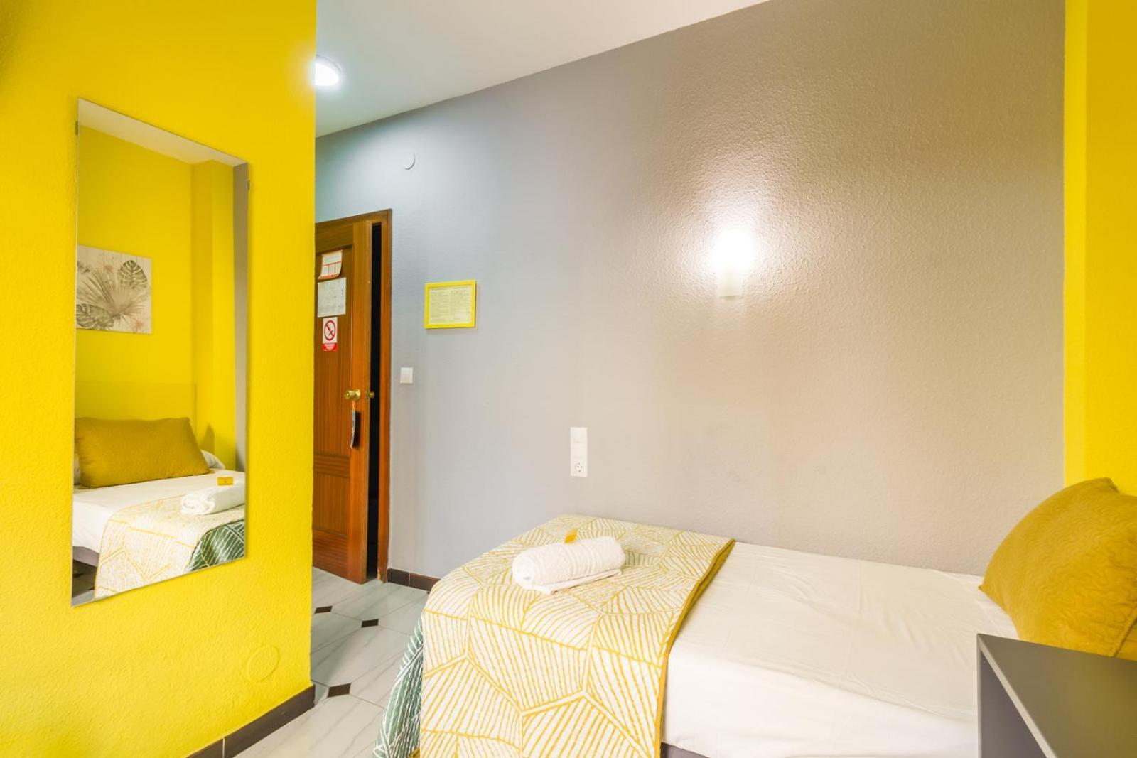 Almuñécar Hostal Tropical מראה חיצוני תמונה