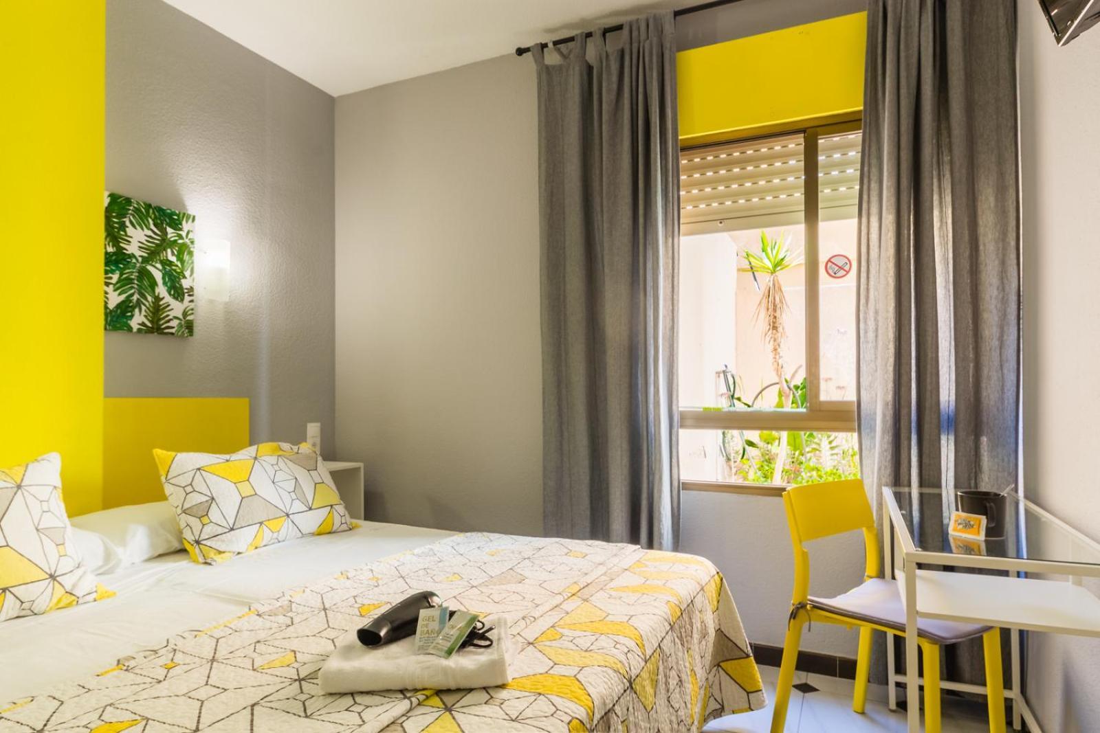 Almuñécar Hostal Tropical מראה חיצוני תמונה