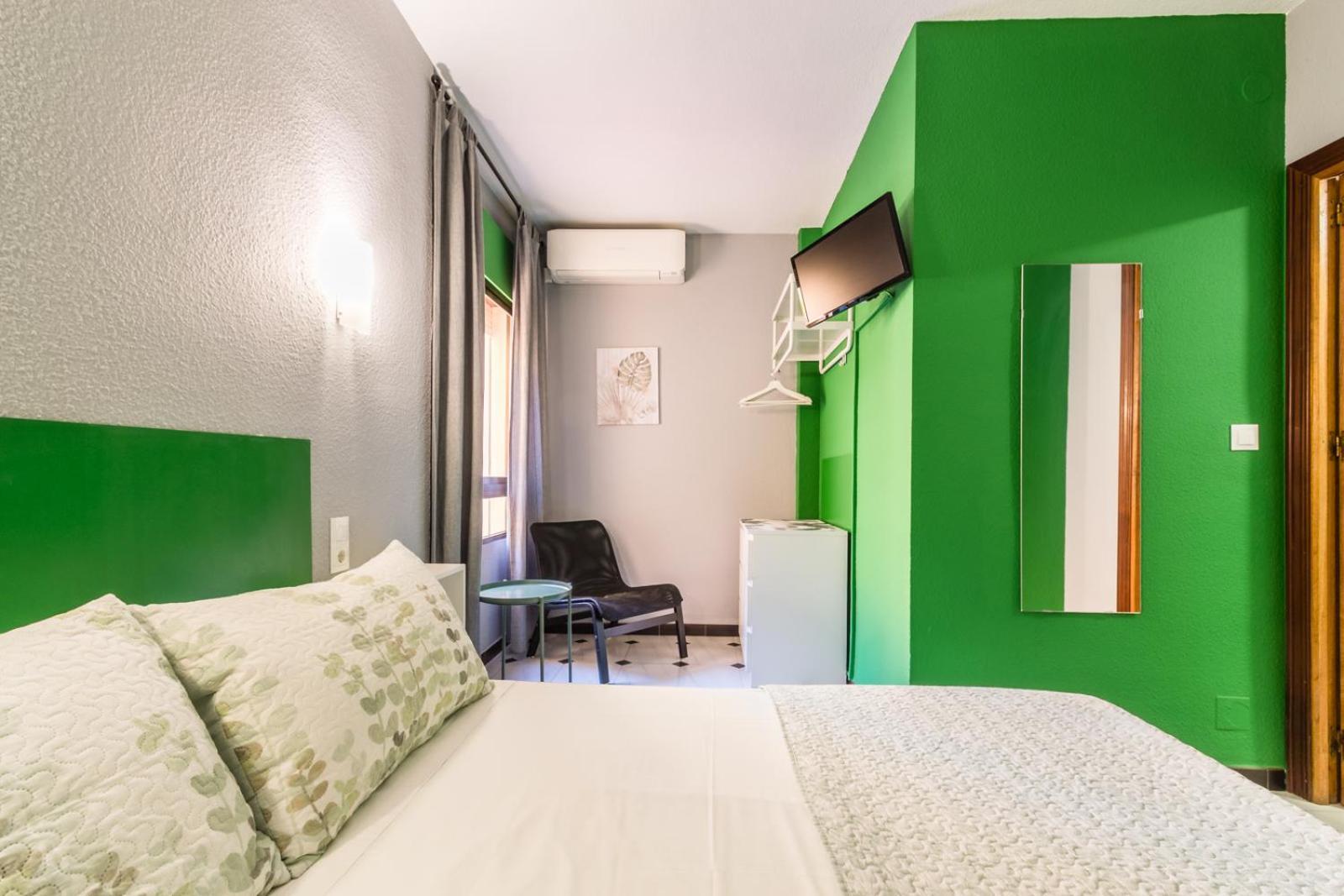 Almuñécar Hostal Tropical מראה חיצוני תמונה