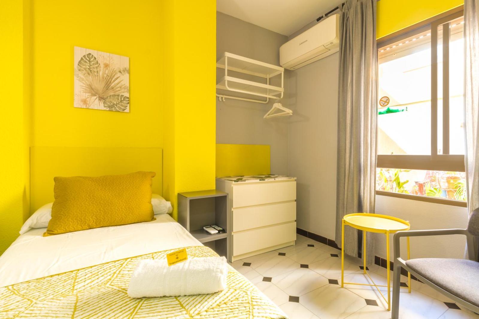 Almuñécar Hostal Tropical מראה חיצוני תמונה