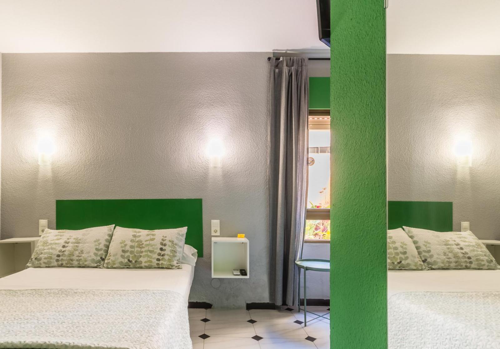 Almuñécar Hostal Tropical מראה חיצוני תמונה