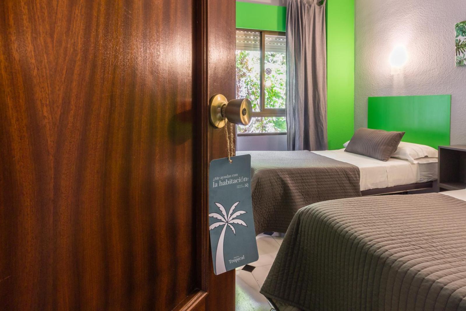 Almuñécar Hostal Tropical מראה חיצוני תמונה