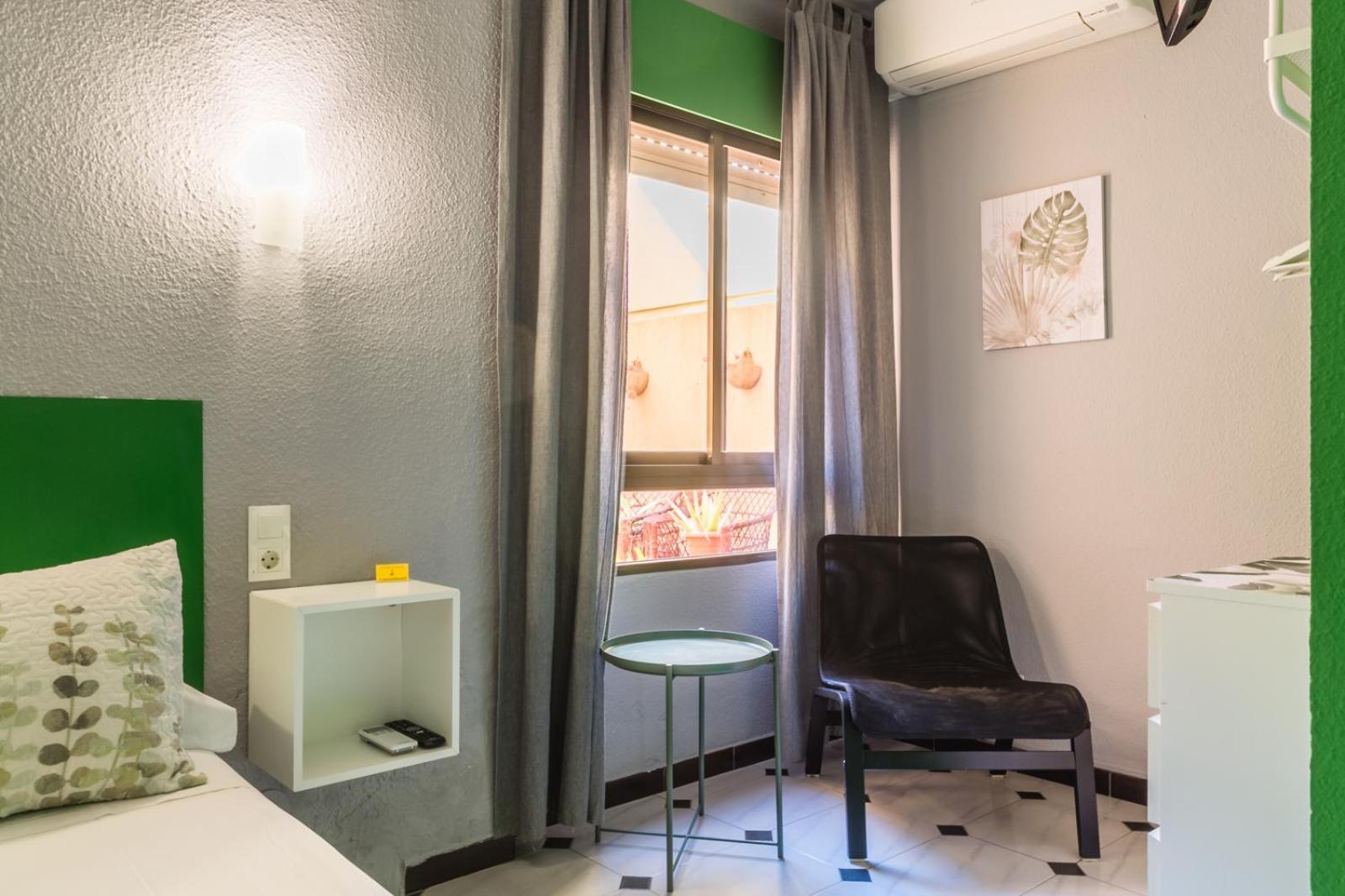 Almuñécar Hostal Tropical מראה חיצוני תמונה